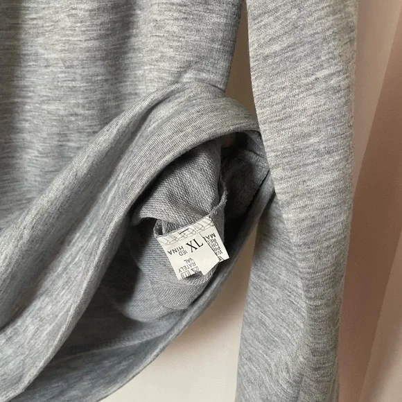 Victoria’s Secret Pullover - Picture 4 of 4